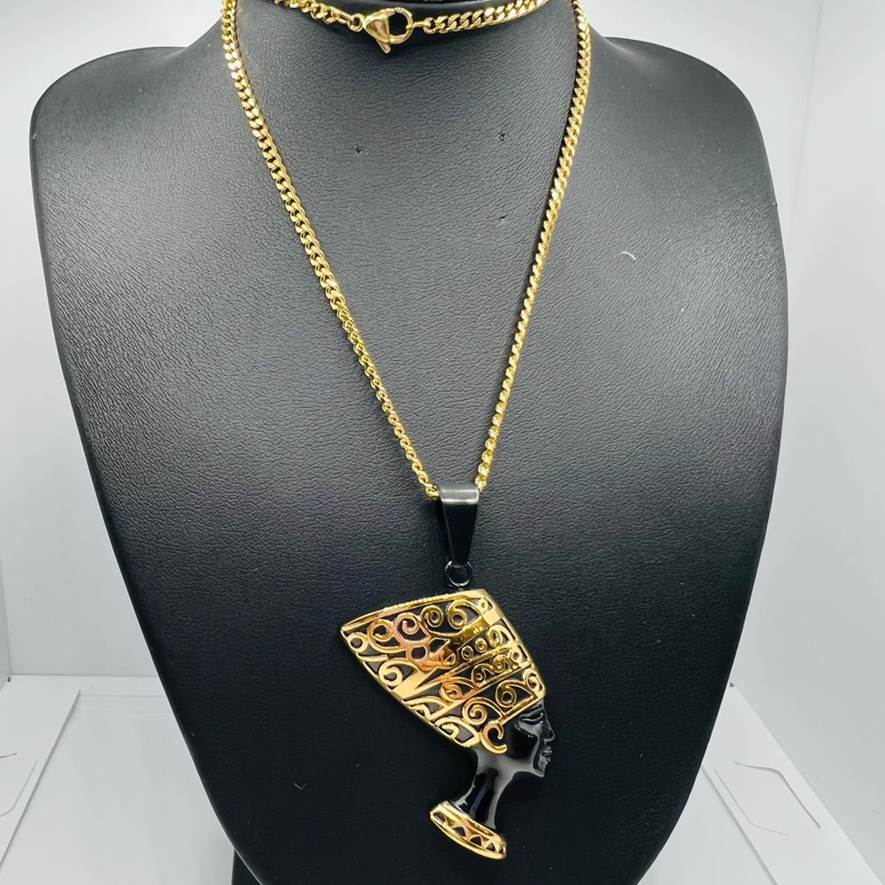 Colgante con dije  de Nefertiti